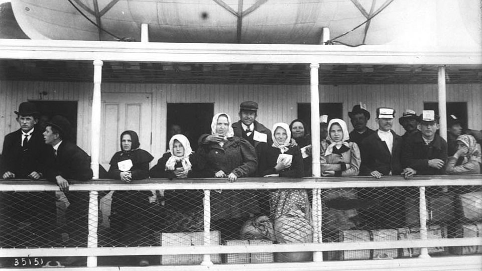 Immigrants arriving in New York from Ellis Island
