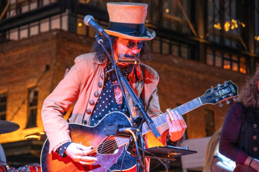 40 Joziah Longo of The Slambovian Circus of Dreams in Ganesvoort Plaza (Rob Helman)